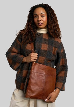 RE:DESIGNED, OLEA BIG - Bandolera - walnut