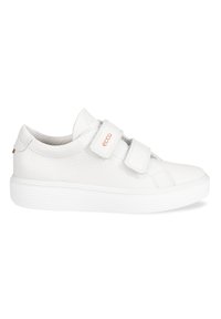 Sneaker bianche in pelle con due cinturini in velcro, superficie testurizzata e suola in gomma bianca. Logo ECCO sottile in un colore contrastante.