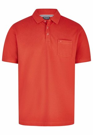 Polo shirt en coton rouge avec un col classique, des manches courtes, une patte de boutonnage à trois boutons et une petite poche poitrine. Logo sur la poche.