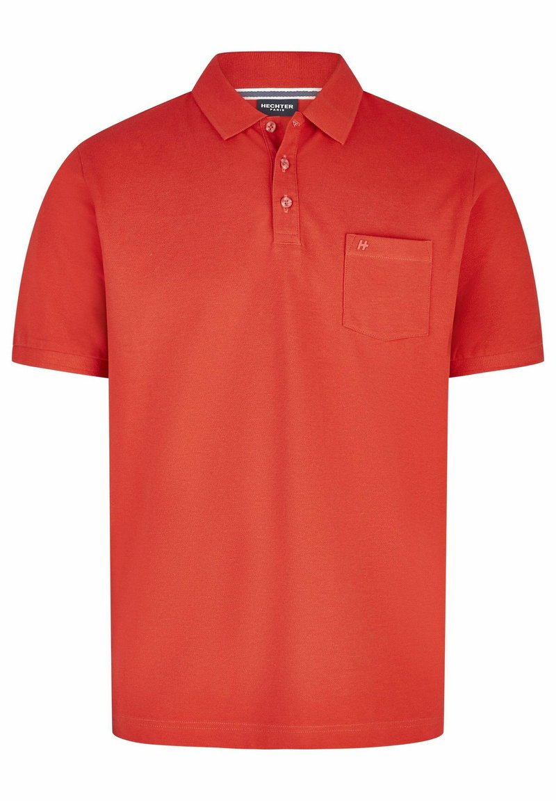 Rode katoenen polo met klassieke kraag, korte mouwen, een knoopsluiting met drie knopen en een klein borstzakje. Logotype op het zakje.