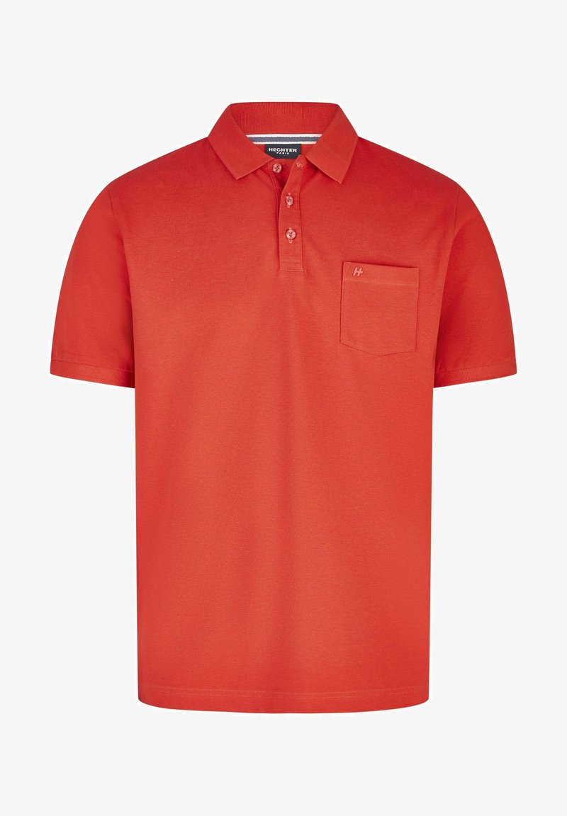 Polo shirt en coton rouge avec un col classique, des manches courtes, une patte de boutonnage à trois boutons et une petite poche poitrine. Logo sur la poche.