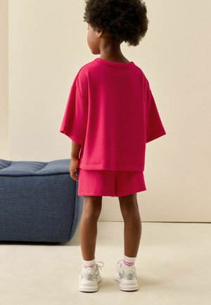 Next, REGULAR FIT - SUPERSOFT T-SHIRT AND SHORTS SET . - Tracksuit bottoms - bright pink