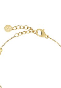 Bracciale in oro con chiusura a gancio, dotato di lunghezza regolabile e un charm a forma di cuore inciso. Finitura liscia e lucida.