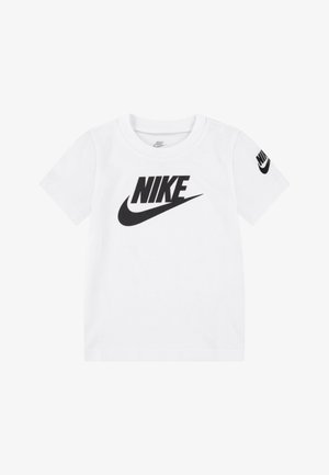 Fehér pamut póló nagy fekete "NIKE" logóval elöl, és kisebb logóval a bal ujján. Rövidujjas és kerek nyakú.
