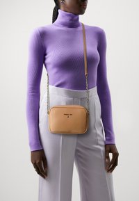 Patrizia Pepe HANDBAG - Borsa a tracolla - pompei beige