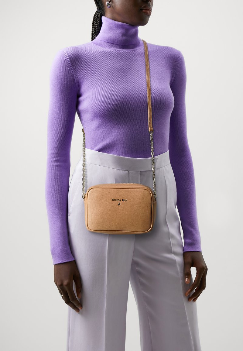 Patrizia Pepe HANDBAG - Borsa a tracolla - pompei beige