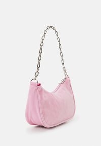 Juicy Couture KABELO SHOULDER BAG WITH CHAIN STRAP METAL PLAQUE UNISEX - Torbica - begonia pink