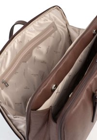 Bruine leren tas met een gladde textuur, interieur met een beige voering en ritsvak, gegraveerd logo patroon op de voering.
