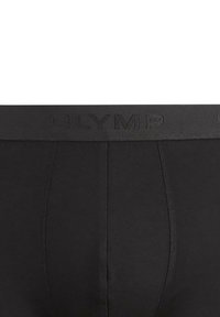 Czarne bokserki o gładkiej fakturze, z szerokim tłoczonym paskiem z nazwą marki "OLYMP".