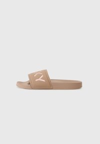 Lys brun glidesandal med en bred stropp og rosa logo. Glat overflate, åpen tå-design, og flat såle som passer for uformell bruk.
