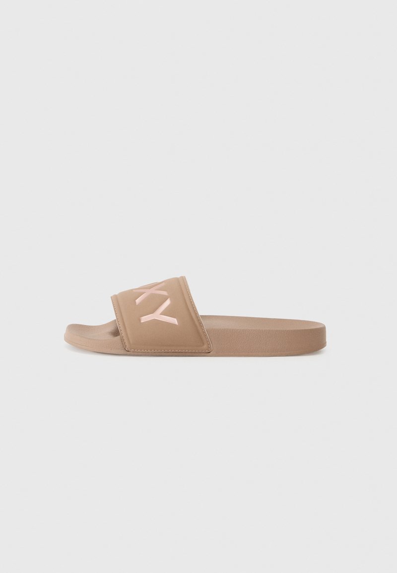 Lys brun glidesandal med en bred stropp og rosa logo. Glat overflate, åpen tå-design, og flat såle som passer for uformell bruk.