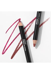 Twee lipliners met een matzwarte behuizing. De ene is een diepe frambozentint, de andere een gedempte bruine kleur. Veegjes kleur op de achtergrond.