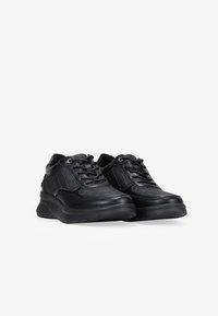 Baskets en cuir noir avec une finition texturée, des accents matelassés, un bout rond et une semelle épaisse et rembourrée. Présente un système de laçage.