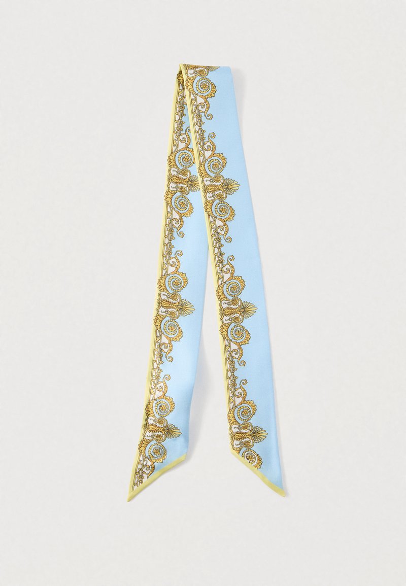 Panglică din mătase albastru deschis cu modele florale și spirale aurii intricate, marginită cu galben. Măsoară aproximativ 1,5 cm lățime, cu capete ascuțite.