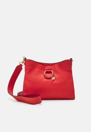 Bolso de hombro de cuero rojo con detalle de anilla dorada y correa ancha desmontable, mostrado sobre un fondo blanco liso.