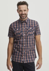 Camisa de cuadros de manga corta en colores azul y naranja, con dos bolsillos en el pecho, cuello abotonado y detalles de texto bordados.