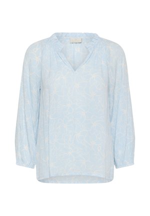 Világoskék, hosszú ujjú blúz fehér virágmintával, V-nyakkivágással és finom fodros szegéllyel, valamint rugalmas mandzsettákkal.