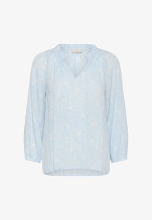 Világoskék, hosszú ujjú blúz fehér virágmintával, V-nyakkivágással és finom fodros szegéllyel, valamint rugalmas mandzsettákkal.