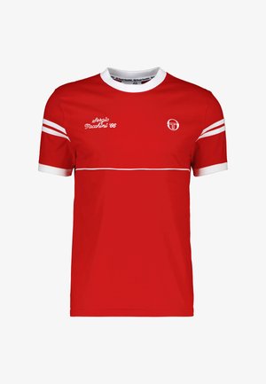 T-shirt rouge à manches courtes en coton avec un col côtelé blanc et des rayures sur les manches. Arbore un logo imprimé et le texte "Sergio Tacchini '66."