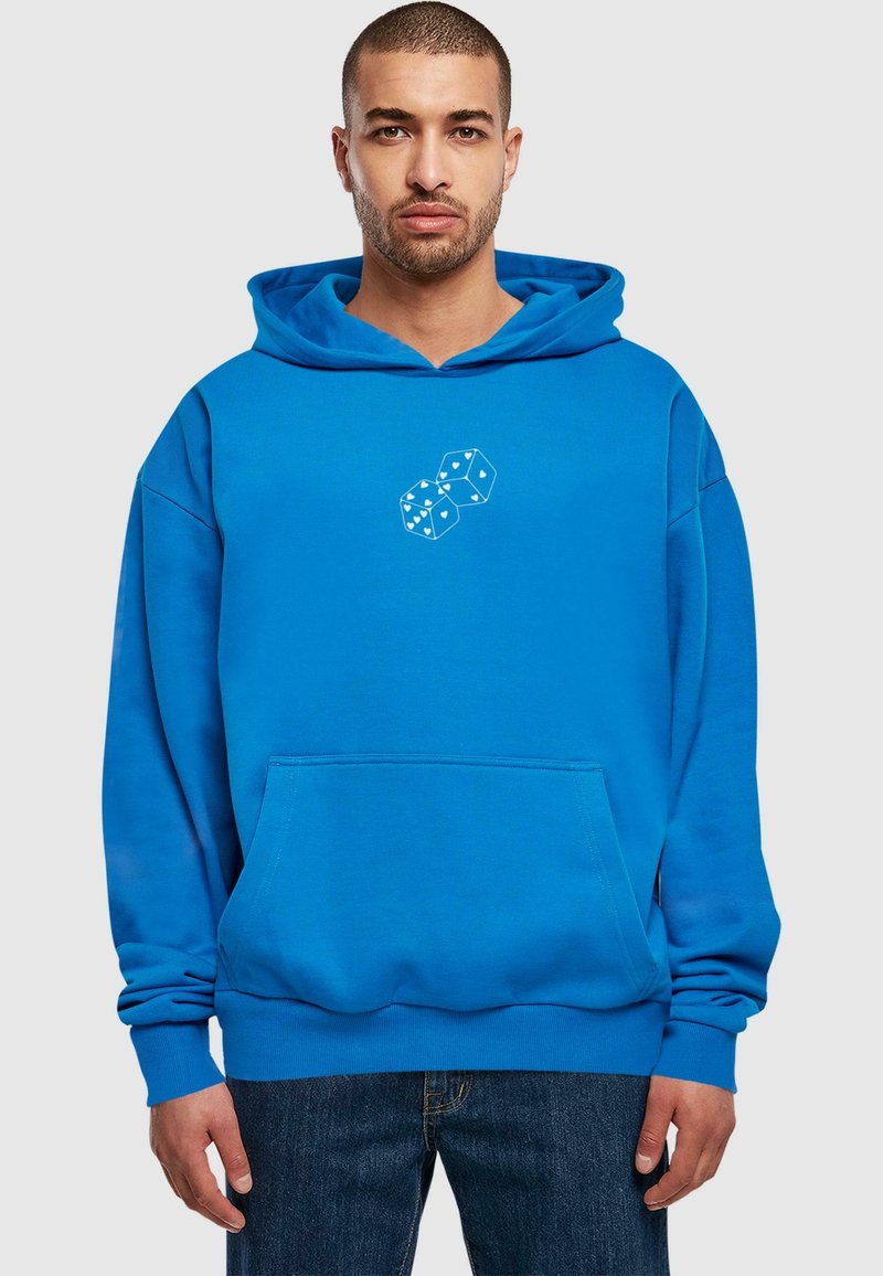 Hanorac albastru din material fleece, cu buzunar kangaroo, prezentând o grafică albă cu două zaruri pe piept. Croială lejeră, cu mâneci lungi.