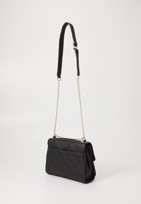 Schwarze Handtasche aus Kunstleder mit strukturiertem Oberflächenfinish, goldener Kettenriemen und Klappenverschluss. Kompakte rechteckige Form mit strukturiertem Design.