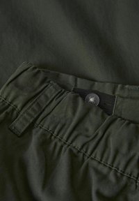 Mörkgröna cargoshorts med en samla midja, knäppning och textil med subtil glans och synliga sömmar.