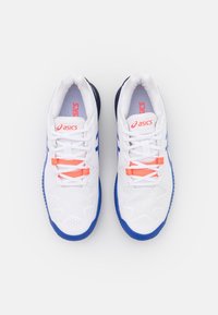 Bílé a modré běžecké boty ASICS s korálovými akcenty a tkaničkami, zobrazené shora na jednobarevném bílém pozadí.