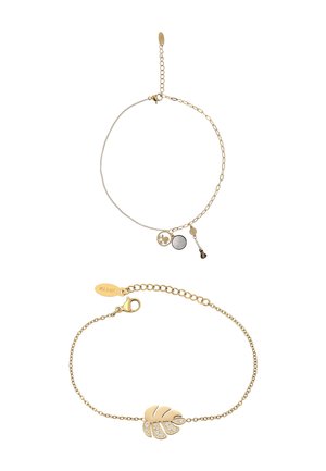 Finom aranyszínű karkötők; az egyik levél alakú medállal, amely kristályokkal van díszítve, a másik különféle kicsi kerek és kulcs medálokkal.