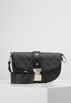 Schwarze Crossbody-Tasche mit gemustertem Stoff, silberner Schnalle mit Gravur "GUESS Los Angeles" und abnehmbarem breitem Riemen auf weißer Oberfläche.