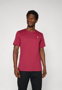 Short-sleeve, crew neck t-shirt in burgundy cotton with a smooth texture and small white logo printed on the left chest.
