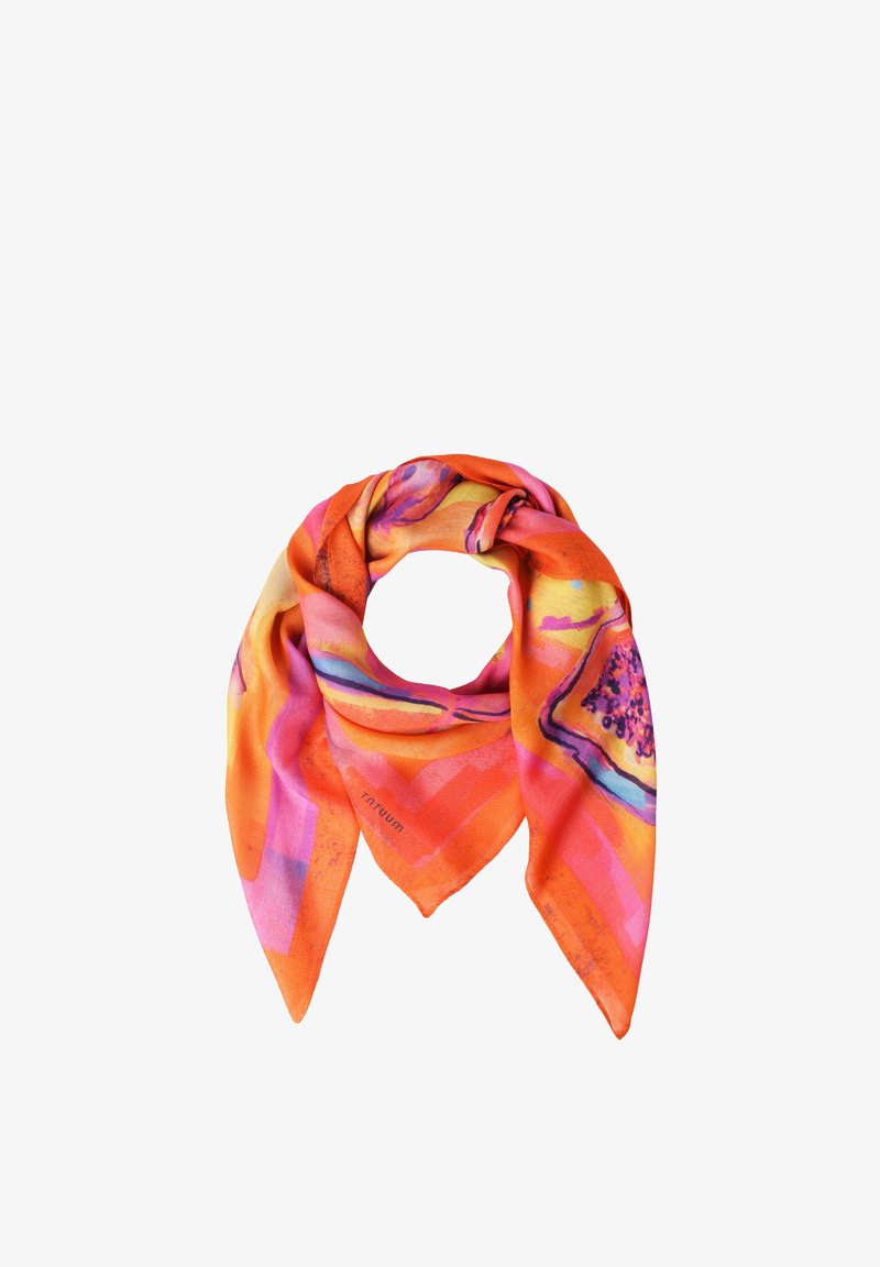 Foulard en soie orange vif avec des motifs floraux abstraits violets, roses et jaunes, plié en boucle lâche sur fond blanc.