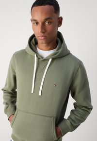 Tommy Hilfiger ESSENTIAL HOODY - Džemperis su gobtuvu - green