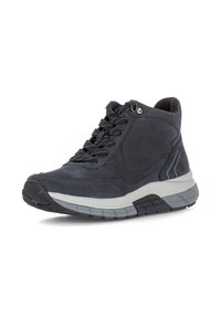 Zwarte hoge sneaker met wit gespikkelde veters, dikke witte en grijze zool, en gevoerde enkelsupport, weergegeven tegen een witte achtergrond.