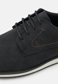 Pier One Volnočasové šněrovací boty - black