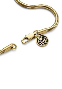 Gullfarget metallarmbånd med et fleksibelt slangerkede-design. Har et løveemblem som anheng og en sikker hummerlås. Glatt, polert overflate.