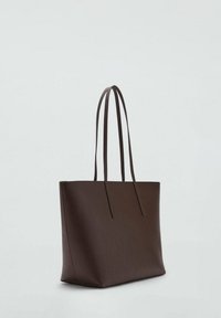 Bruine leren tote bag met twee lange straps, een gestructureerde rechthoekige vorm en een gestructureerde afwerking. Geen zichtbare hardware of accenten.