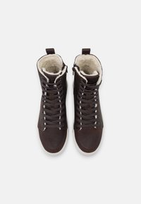 Brown high-top sneakers with shearling lining, flat laces, and a white rubber sole. Features textured leather upper and looped heel tab.