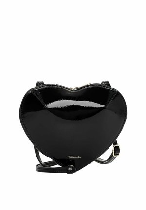 Must läikiv südamekujulise kujundusega õlakott, millel on reguleeritav rihm ja hõbedane tõmblukuga sulgemine, esiküljel väike hõbedane brändi logo keskosas.