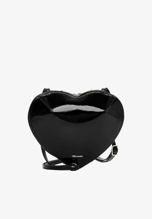 Bolso de hombro negro brillante en forma de corazón con correa ajustable y cierre de cremallera plateada, pequeño logo de la marca en plata en el centro frontal.