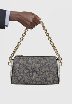 Petit sac à main avec un motif texturé taupe et noir, une bandoulière en chaîne dorée et une fermeture éclair. Comprend un panneau latéral blanc contrastant.