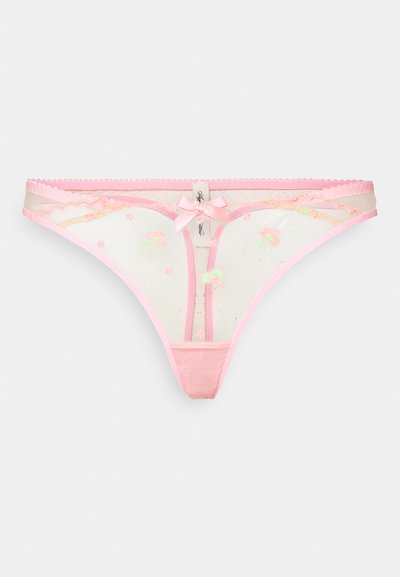 Rosa genomskinlig tanga med blommotivbroderi, rosettdetalj framtill, scallopade kanter och en bomullsgusset.