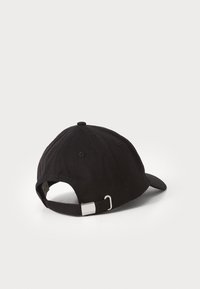 Zwarte stoffen baseballcap met een gebogen klep, verstelbare band aan de achterkant en een metalen gesp. Textured katoenmateriaal.