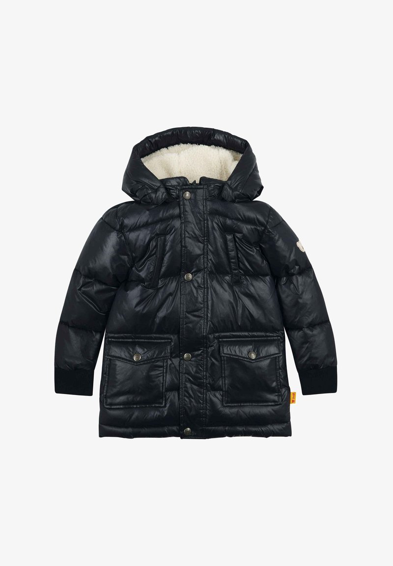 Cappotto invernale imbottito nero con cappuccio foderato in morbido pile bianco, con bottoni a pressione frontali, polsini a costine e quattro tasche frontali.