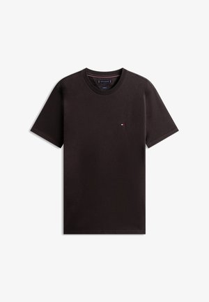 Musta lyhythihainen pyöreäkauluksinen t-paita, jossa pienehkö punainen, valkoinen ja sininen logo vasemmassa rinnassa.