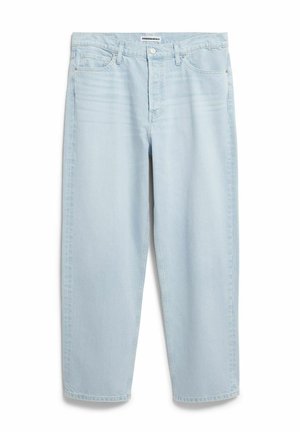 Jean bleu clair à jambes droites avec bouton et fermeture éclair à l'avant, passants pour ceinture et design à cinq poches, étalé à plat sur fond blanc.