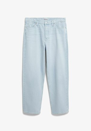 Jean bleu clair à jambes droites avec bouton et fermeture éclair à l'avant, passants pour ceinture et design à cinq poches, étalé à plat sur fond blanc.