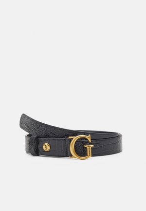 Czarny pasek ze skóry ekologicznej o fakturze krokodyla z dużą złotą klamrą w kształcie litery "G" oraz małym złotym detalem w postaci guzika z logo.
