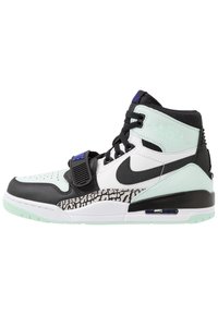 Vysoké tenisky s barevným schématem máty, černé a bílé, vybavené texturovaným páskem kolem kotníku a charakteristickou střední podrážkou s černobílým vzorem.