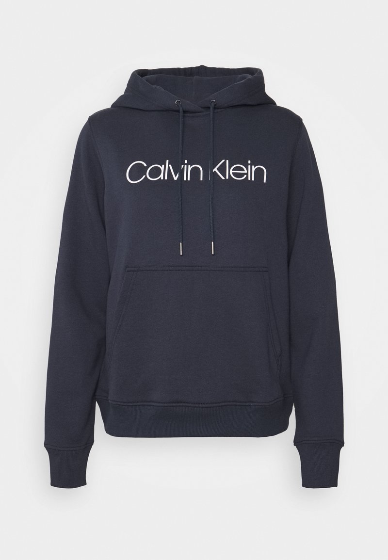 Sweat à capuche bleu marine avec poche kangourou à l'avant, capuche réglable avec cordon de serrage, poignets côtelés, et logo blanc "Calvin Klein" sur la poitrine.