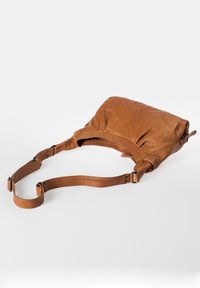 Bruine leren schoudertas met een zachte, slungelige ontwerp, een verstelbare strap en minimalistische hardware. Glad oppervlak en geen zichtbare patronen.